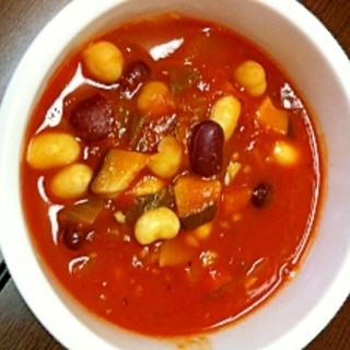 豆のトマトスープ
